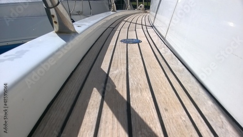 Passadiço de lancha com piso de madeira teca photo