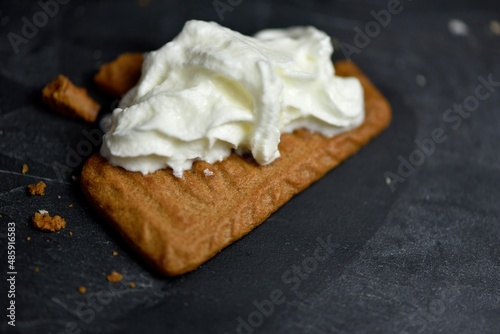 Spéculoos avec de la crème Chantilly photo