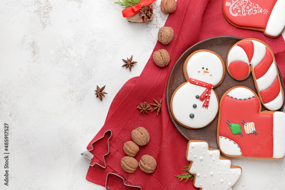 Obraz premium Tasty Christmas cookies on light background