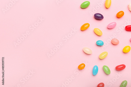 Foto Multicolored jelly beans on color background