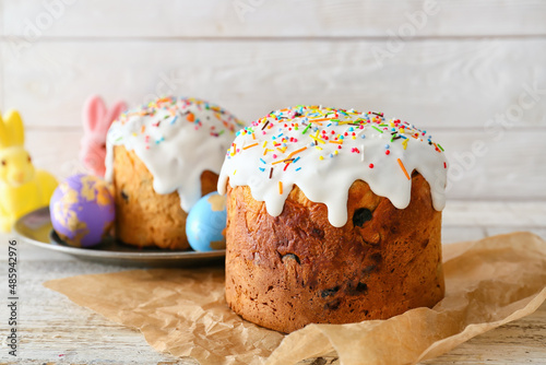Canvas Print Delicious Easter cakes on white wooden background
