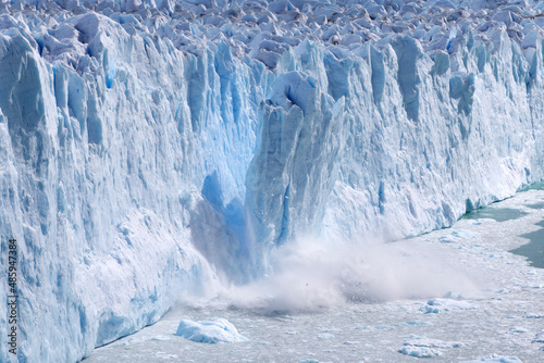 Tableau sur toile Glacial ice calving.