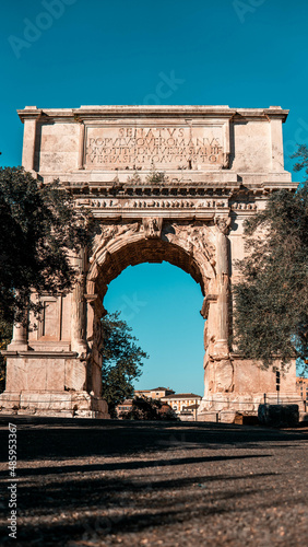 Photo A vertical shot of the Arch of Titus in Rome, Italy