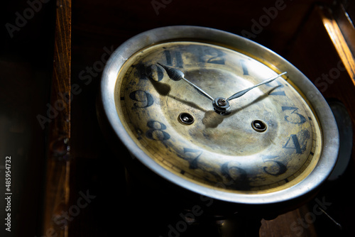Foto closeup chiming wall clock dial