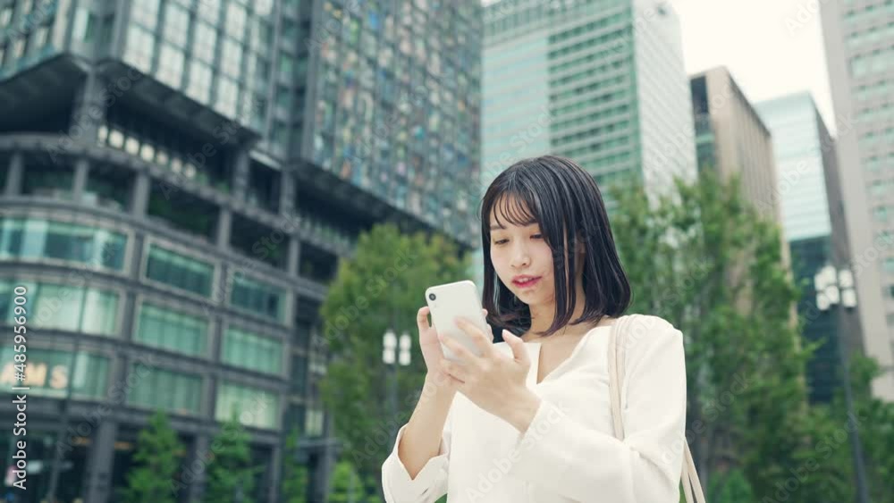 街中でスマホを使う女性 街中でスマホを使う女性