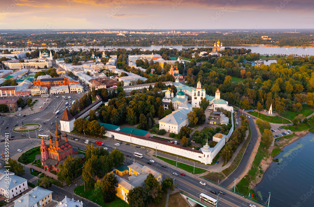 Obraz premium Cityscape of Yaroslavl with view of Transfiguration Monastery and Epiphany Church in evening.