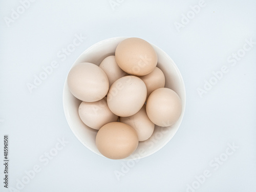 그릇에 담긴 신선한 계란 