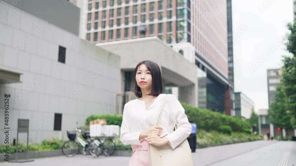 街を歩く女性 街を歩く女性