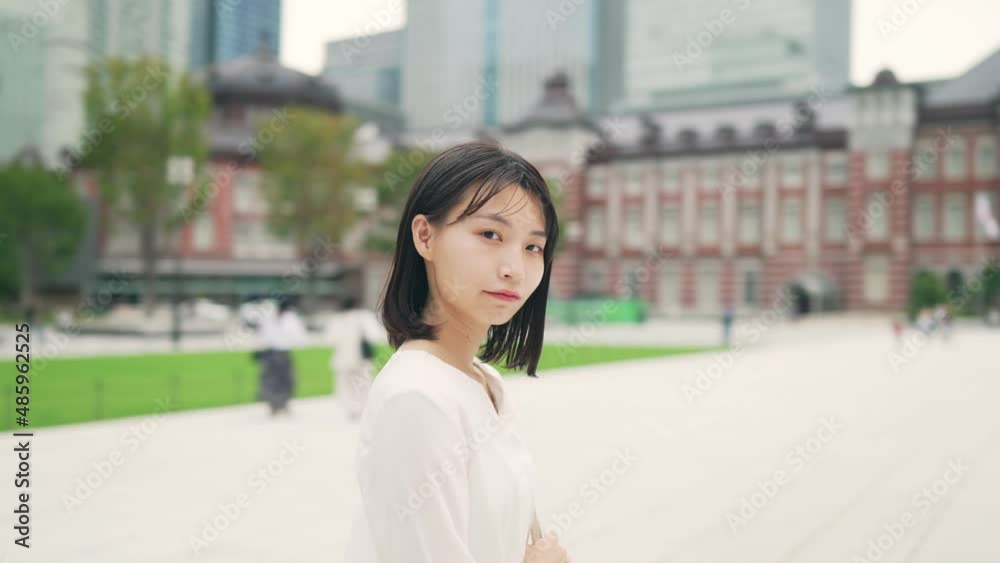 街中に立つ女性 街中に立つ女性