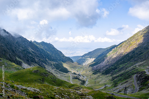 Φωτογραφία An eerie view from a slope of a mountain of a valley with a road for cars