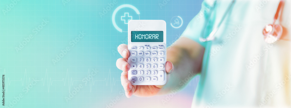 Obraz premium Honorar. Arzt zeigt Taschenrechner mit Text auf Display. Blauer Hintergrund mit Icons