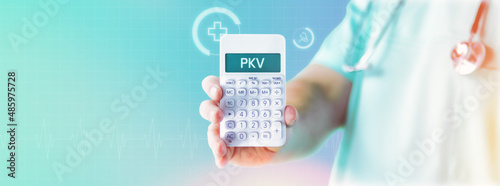 PKV (Private Krankenversicherung). Arzt zeigt Taschenrechner mit Text auf Display. Blauer Hintergrund mit Icons photo
