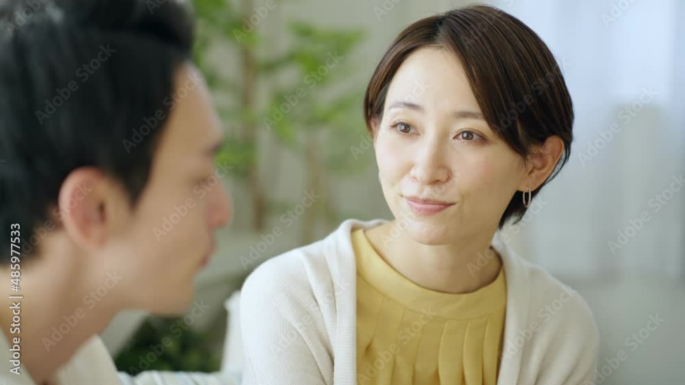 60p　カップル・夫婦・会話・話す・家