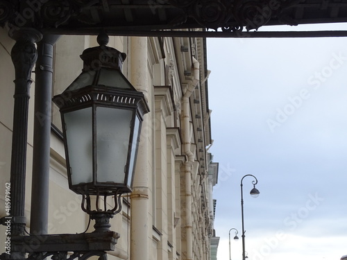 Ulichnyy fonar' na stene starinnogo doma
40 / 5 000
Результаты перевода
Street lamp on the wall of an old house 
