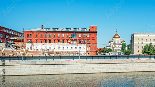 Obraz na płótnie Dismantling a building on Bolotnaya Embankment in front of the Cathedral of Christ the Saviour in Moscow, Russia w salonie
