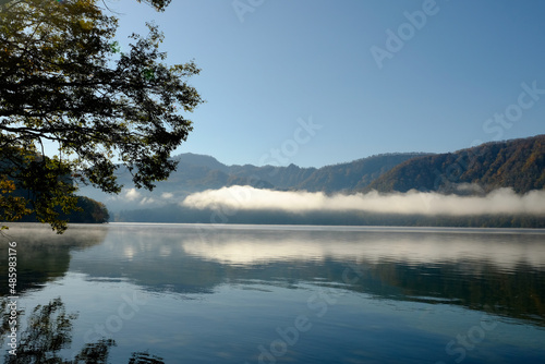 山の湖の朝