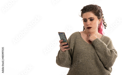 joven española interactua con su teléfono movil.