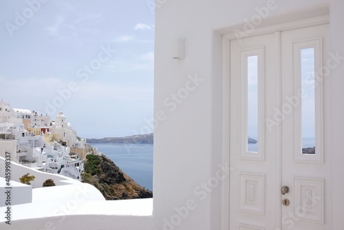 Fotografi A beautiful whitewashed door with a view to the aegean sea and the blue sky in S