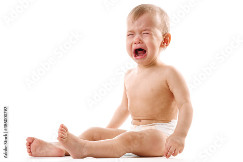 Foto Upset little boy in diaper sitting and crying.