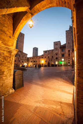 Italia, Toscana, Siena, il paese di San Gimignano con luci della sera.