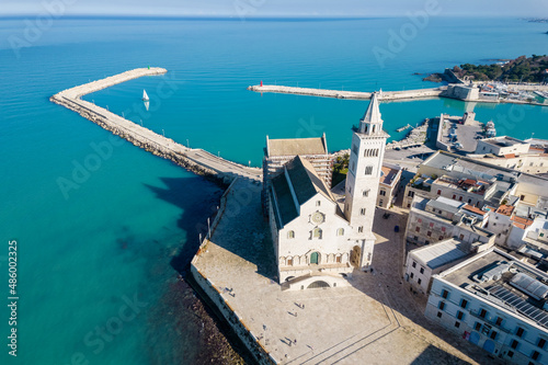 Vista aerea della cattedrale di trani, puglia
