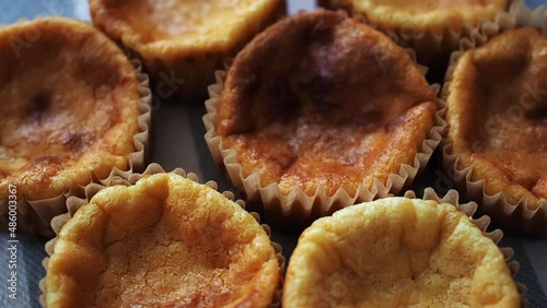 焼きたてのバスクチーズケーキ