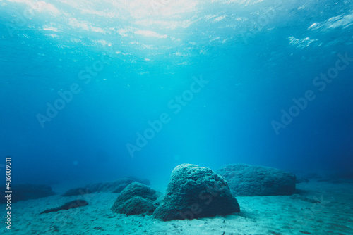 Fotografia Underwater scene with rocks on sand