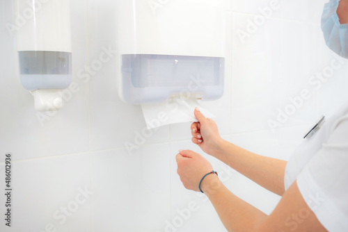 disposable hand towel, paper napkins for hands,hygiene after toilet, doctor wipes hands, paper holder
