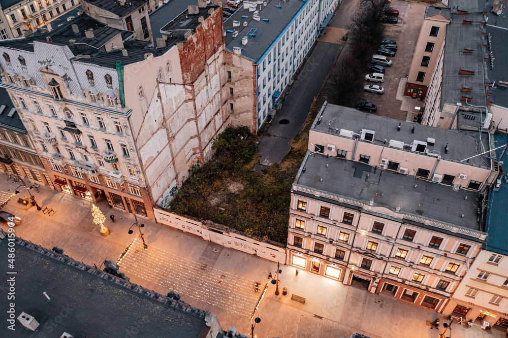 Fototapeta premium Wielka dziura na Piotrkowskiej po wyburzonej kamienicy. 