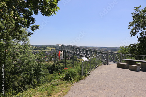 Blick auf den Skywalk über dem Möhnetal bei Warstein im Sauerland	
