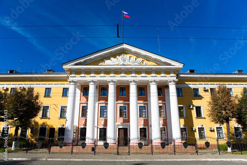 Obraz na płótnie A beautiful building of the Ministry of Internal Affairs of the city of Vladimir with columns. w salonie