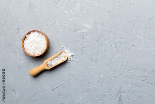 Schilderij op canvas A wooden bowl of salt crystals on a wooden background