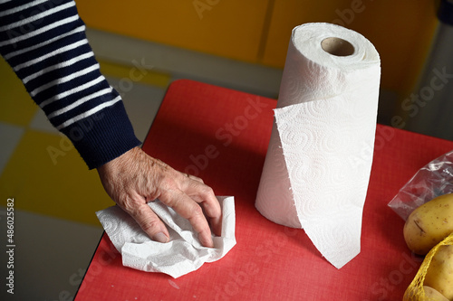 Nettoyer une table avec du papier essuie-tout photo