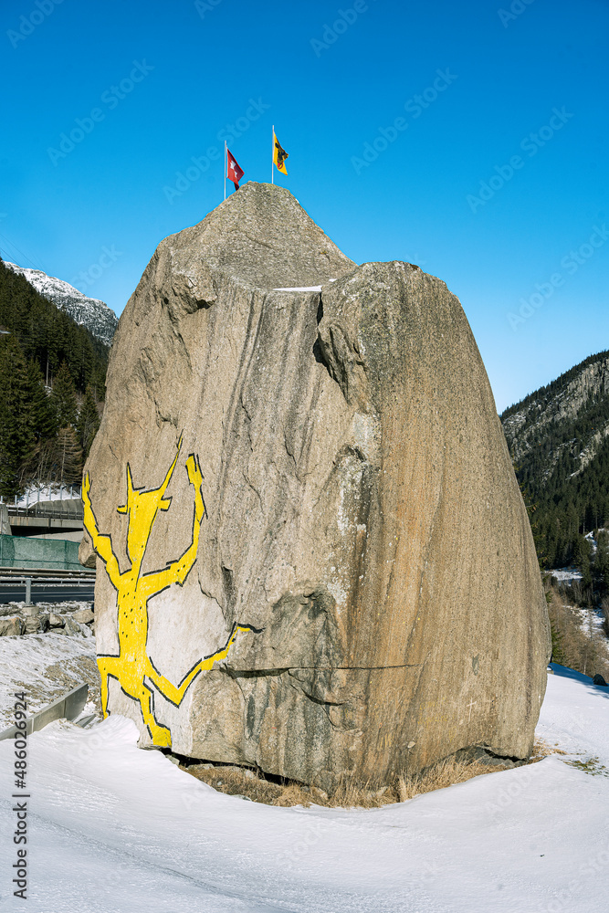 Teufelsstein mit aufgemaltem Teufel, bei Göschenen, Kanton Uri, Schweiz - obrazy, fototapety, plakaty 