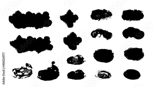 Set de trazos de manchas de pintura con textura, trazos reales hechos a mano con formas redondeadas, circulares, conjunto de trazos vectoriales en color negro