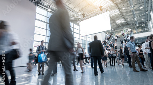 Foto crowd of business people walking in a hall at a trade show, including copy space banner