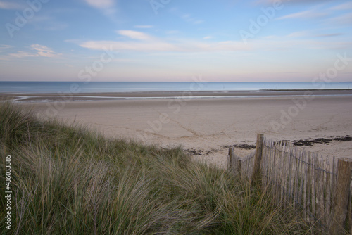 Düne mit Zaun an einem Strand in der Normandie
