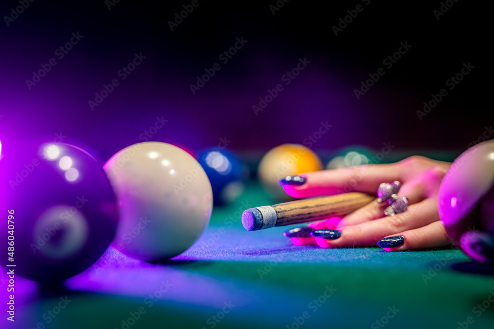 Φωτογραφία a group of young people came to play billiards and in the young hands was a cane and layers
