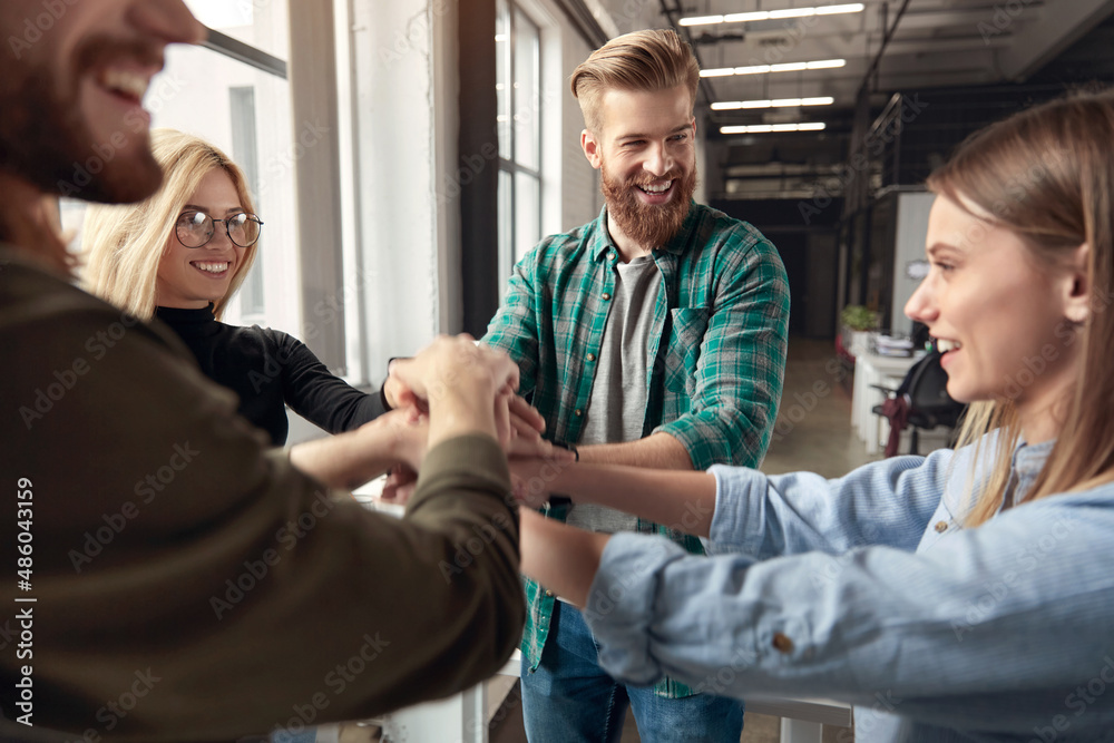 Obraz premium Business people holding hands each other together