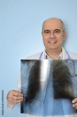 Arzt mit Röntgenbild