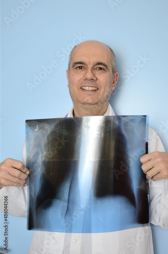 Arzt mit Röntgenbild