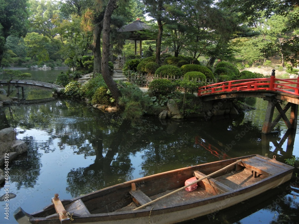 The scene of  bridges and a boat in Shukkei-en Garden in Horoshima City in Japan　日本の広島市にある庭園の縮景園の一風景