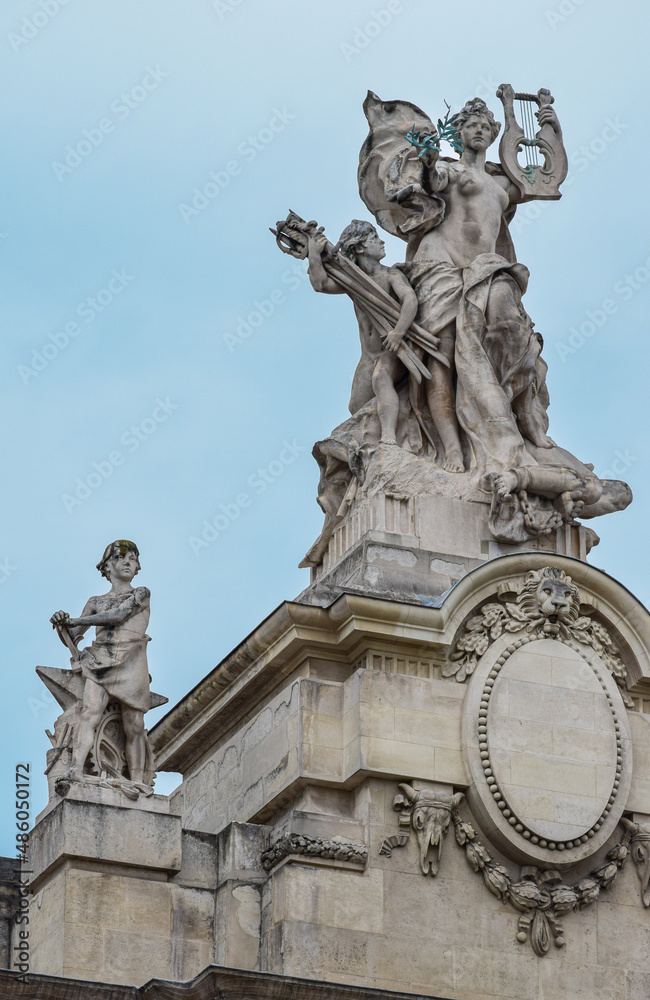 Detalle escultórico en la cornisa del gran palacio de Paris, Francia