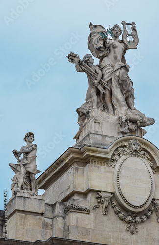 Detalle escultórico en la cornisa del gran palacio de Paris, Francia