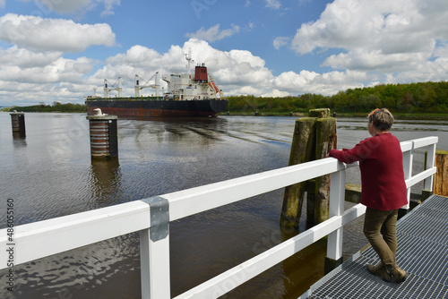 Frau am Nord-Ostsee-Kanal  photo