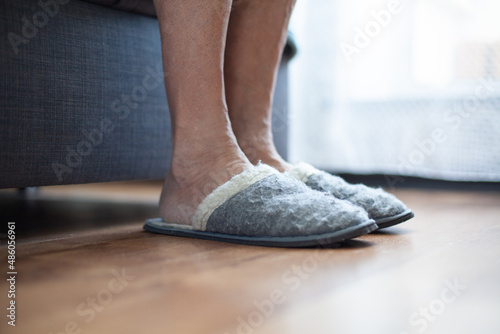 Foto Elderly man old man got out of bed and dressed slippers home