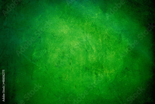 Ręcznie malowane zielone tło. Odcienie zieleni w kompozycji na tle. tekstura na tle. © fotolowkey
