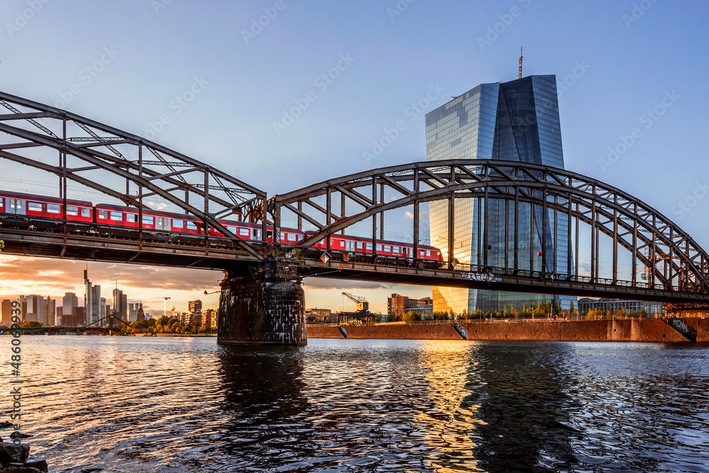 Deutschherrnbrücke mit Skyline und Neubau der EZB im Abendlicht