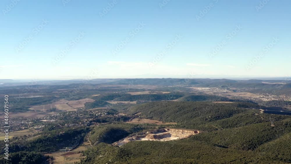 survol de l'arrière pays de Montpellier en Occitanie dans le sud de la France et les sources du Lez	