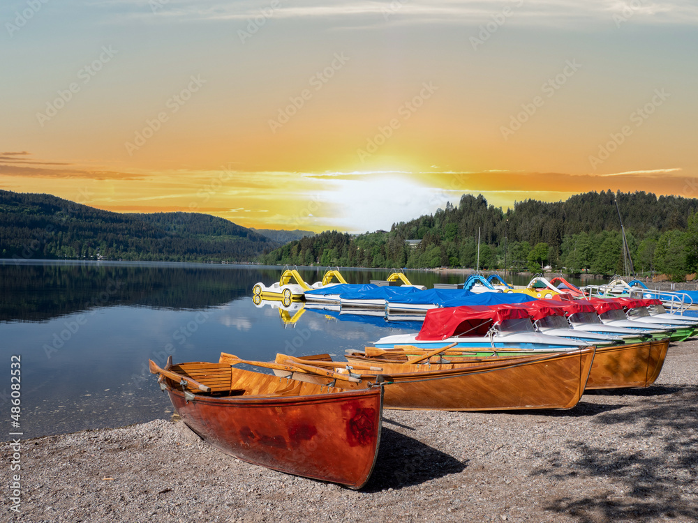 Ufer des Titisee im Schwarzwald bei Sonnenuntergang Ufer des Titisee im Schwarzwald bei Sonnenuntergang